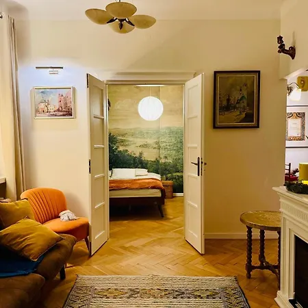 Under The Ship - Old Town Varsovia