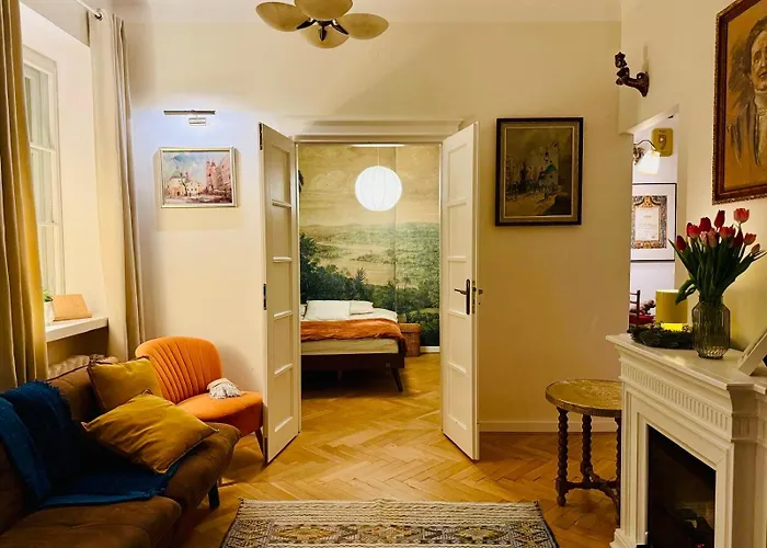 Under The Ship - Old Town Warszawa